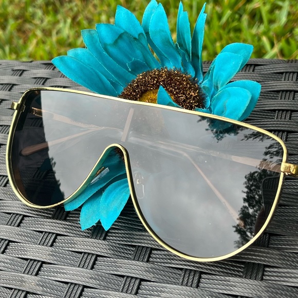 Flat top sunglasses with gold frame and black lens - Picture 1 of 2